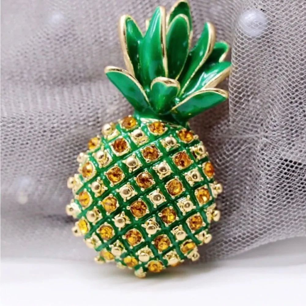 🍍 Betsey Johnson sparkling & stunning pineapple brooch 🍍